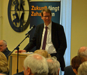 Gero Storjohann kritisiert humorvoll die Landesregierung.