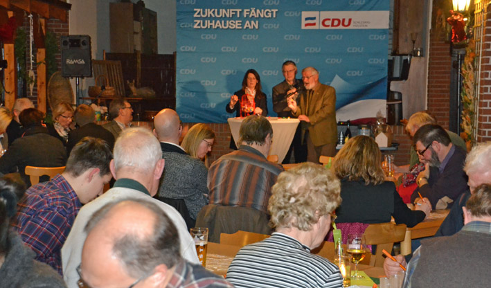 CDU-Grünkohlessen in Juhls Gasthof - Foto Bürgermeister-Bingo mit Karl-Heinz Wegner (Sülfeld), Maren Storjohann (Seth) und Peter Reese (Sülfeld).