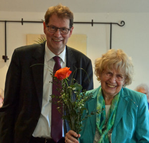 Der CDU-Kreisvorsitzende Gero Storjohann gratuliert Allheide Schulz nachträglich zum Geburtstag und dankt für die jährige Mitgliedsjubiläum in der Senioren Union.