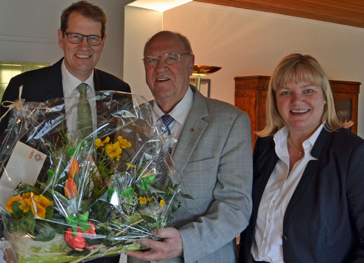 Glückwunsch - Herbert Paschen wurde 80 - Foto Gero Storjohann MdB und Katja Rathje-Hoffmann MdL überbrachten Herbert Paschen (Mitte) die herzlichsten Glückwünsche der CDU.