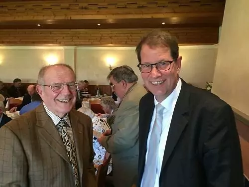 Gero Storjohann MdB gratuliert Hubert Priemel zur Wiederwahl.