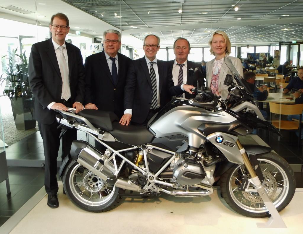 (v.l.n.r.) Gero Storjohann MdB, Peter Wichtel MdB, Dr. Marc Sielemann (Leiter der Motorradproduktion bei BMW Motorrad), Hans-Werner Kammer MdB und Sylvia Jörrißen MdB, davor eine BMW R 1200 GS