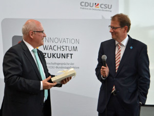 Gero Storjohann dankt Volker Kauder mit handgefertigten Pralinen