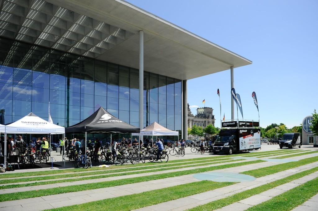 Startpunkt der Parlamentarischen Fahrradtour 2015 vor dem Paul-Löbe-Haus des Deutschen Bundestages