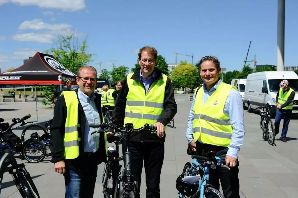 Parlamentarische Fahrradtour des Bundestages stößt auf reges Interesse - Foto Gero Storjohann (CDU, mitte) Stefan Zierke (SPD, rechts) und Siegfried Neuberger (links) vom Zweirad-Industrie-Verband werben für das Verkehrsmittel Fahrrad.