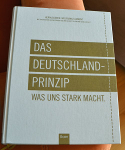 Das Geschenk ist ein schwerer Wälzer im Fluggepäck.