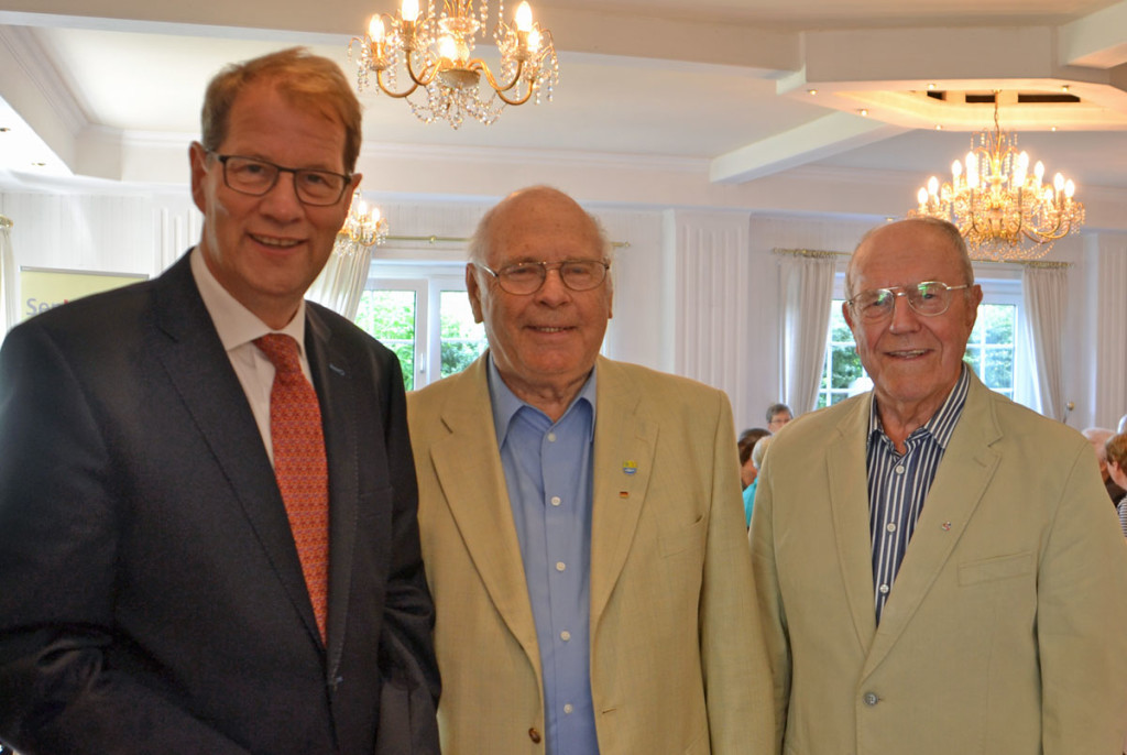 Die Ehrengäste Gero Storjohann MdB (links) und Hubert Priemel (rechts) gratulieren Werner Reinholdt zum Jubiläum der Senioren Union Elmenhorst.