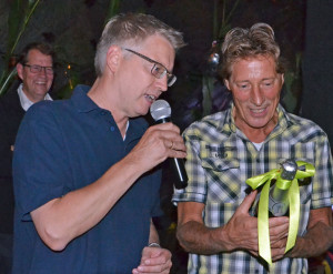 Thomas Ahnfeldt dankt Peter Meyer mit "original" Sülfelder Sekt.