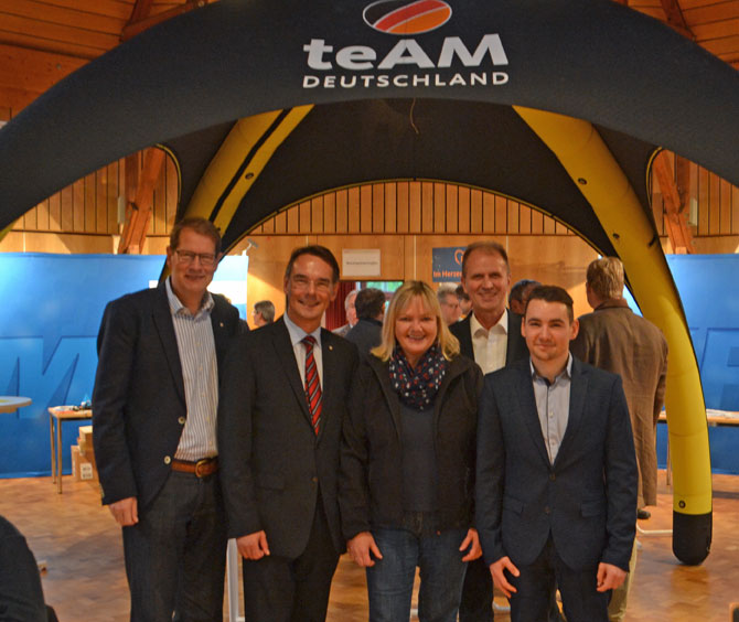Erster Tag der CDU Ortsverbände in Henstedt-Ulzburg - Foto Treffen m teAM Pavillon der CDU Segeberg: (vlnr.) der CDU Kreisvorsitzende Gero Storjohann MdB, der CDU Landesvorsitzende Ingbert Liebing MdB, Norderstedts CDU Vorsitzende Katja Rathje-Hoffmann MdL und ihre Mitstreiter , das jüngste Fraktionsmitglied der CDU Norderstedt, Kevin Ruhbaum (22) und der stellvertretenden CDU-Ortsvorsitzende Uwe Matthes.