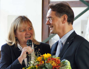 Katja Rathje-Hoffmann dankt Gastredner Ingbert Liebing