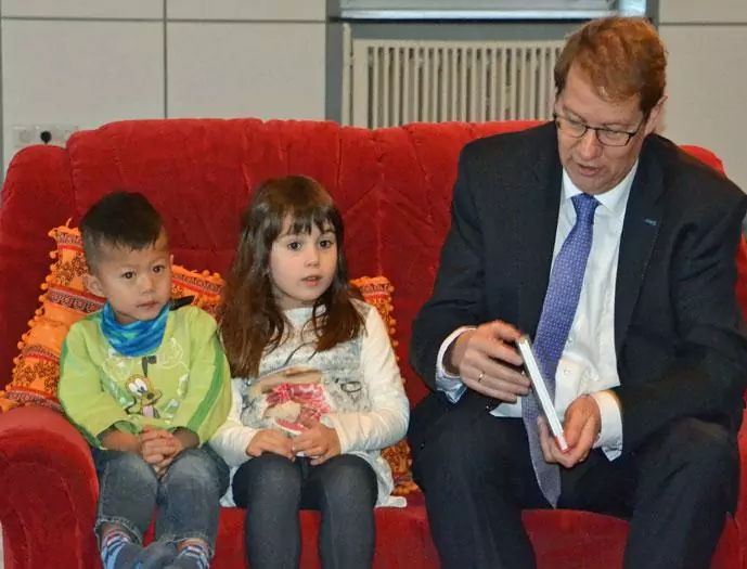 Gero Storjohann als Vorleser in Bad Segeberg und in Bad Oldesloe - Foto Tommy (4) und Maraja (5) hatten die besten Plätze beim Vorlesetag mit Gero Storjohann