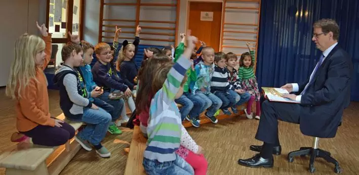 Gero Storjohann als Vorleser in Bad Segeberg und in Bad Oldesloe - Foto Alle Schulwichtel beteiligten sich beim Vorlesetag mit Gero Storjohann