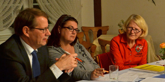 Gero Storjohann MdB, Schriftführerin Birgit Gehrmann und Kayhudes CDU-Vorsitzende Helga Ellerbrock-Tidow