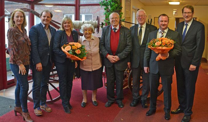 Ein Wochenende mit Gero Storjohann unterwegs - Foto Ehrungen: (vlnr.) Angela Löw-Krückmann und Lars Krückmann (25 Jahre CDU), Katja Rathje Hoffmann MdL (25 Jahre CDU), Rosemarie Schnell (40 Jahre CDU), Herbert Paschen (40 Jahre CDU), Hans-Dieter Rost (40 Jahre CDU), Thorsten Borchers (25 Jahre CDU) und der CDU Kreisvorsitzenden Gero Storjohann MdB.