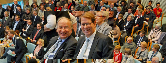 Kreispräsident Winfried Zylka und Gero Storjohann im vollbesetzten Rathaussaal