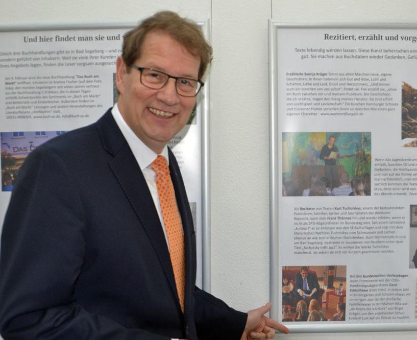 Gero Storjohann vor seinem Foto in der Ausstellung „Kulturstadt Bad Segeberg" 