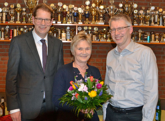 Gero Storjohann (links) und Thomas Ahnfeldt danken Bärbel Brunckhorst für 18 Jahre Einsatz als Schriftführerin bei der CDU Sülfeld.