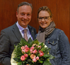 Axel Bernsteins Ehefrau Melanie war die erste fröhliche Gratulantin.