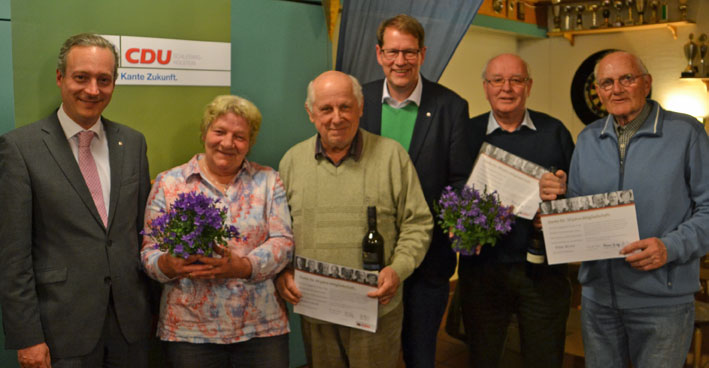Axel Bernstein und Ehrungen bei der CDU Seth - Foto (vlnr.) Axel Bernstein MdL, Hella Weich und Herbert Weich (40 Jahre CDU), Gero Storjohann MdB, Siegfried Jessen (40 Jahre CDU), und Peter Bruns (30 Jahre CDU).