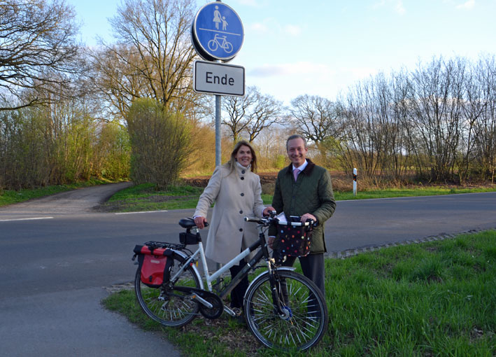 Axel Bernstein und Ehrungen bei der CDU Seth - Foto Bürgermeisterin Maren Storjohann und Dr. Axel Bernstein MdL beim Ortstermin am Ende des Fahrradweges an der Landesstraße 232