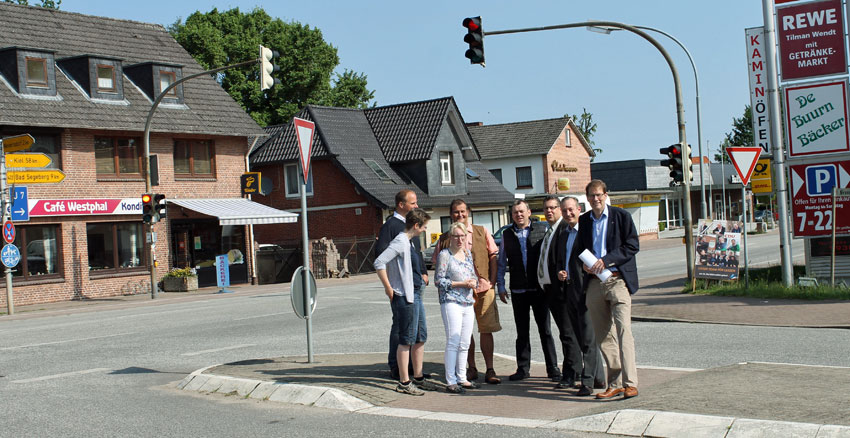 CDU setzt sich für mehr Verkehrssicherheit in Leezen ein - Foto (von rechts) Gero Storjohann, Axel Bernstein und Claus Peter Dieck informieren sich beim Leezener CDU-Fraktionsvorsitzenden Torsten Tilly und dem stellvertretenden Bürgermeister Andreas Krohn über die Verkehrssituation in Leezen.