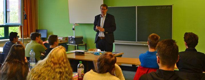 Gero Storjohann vermittelt Europa live in der Klasse 9a der Dietrich-Bonhoeffer-Schule in Kaltenkirchen