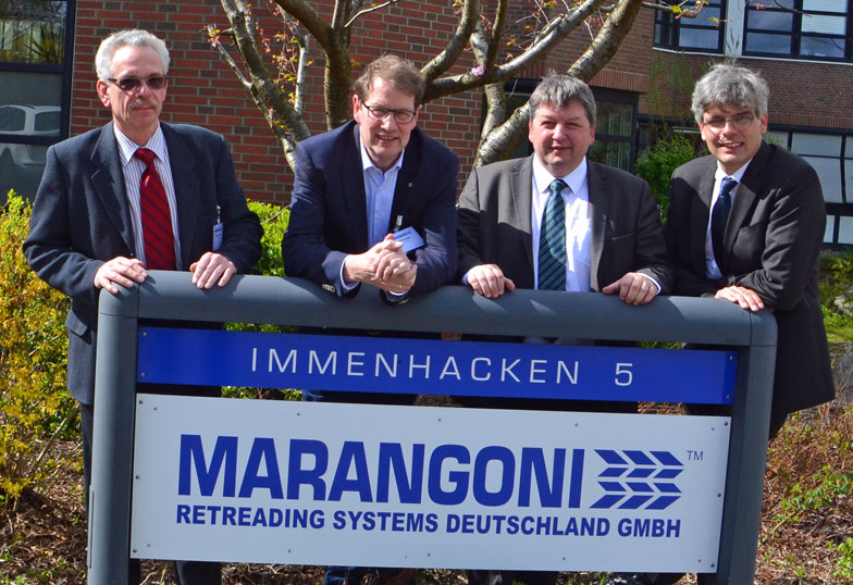 Gero Storjohann bei Marangoni in Henstedt-Ulzburg - Foto Helmut Hirsch (Pressesprecher vom Wirtschaftsverband der deutschen Kautschukindustrie e.V.), Gero Storjohann MdB, Matthias Leppert (Managing Director bei Marangoni Retreading Systems) und Clemens Zimmermann (Manager Retraiding Systems bei Marangoni).
