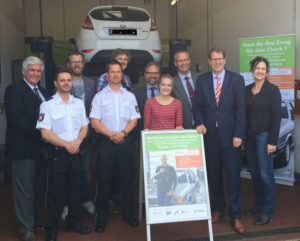 Der der Bundestagsabgeordnete Gero Storjohann (2. Von rechts) bei der Eröffnung vom DEKRA SafetyCheck 2016 in Bad Segeberg.