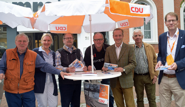 CDU verteilt Einladungen zum Promenadenspektakel auf Bad Segeberger Wochenmarkt - Foto Laden auf dem Bad Segeberger Wochenmarkt zum „Promenadenspektakel“ ein: (von links nach rechts) Bad Segebergs CDU-Vorsitzender Uwe Voss, Schatzmeisterin Kirsten Hagemann, Fraktionsmitglied Günter Winter, Bad Segebergs CDU-Fraktionsvorsitzender Norbert Reher, Landtagsabgeordneter Dr. Axel Bernstein MdL, Fraktionsmitglied Wolfgang Ulverich und der CDU Kreisvorsitzende und Bundestagsabgeordnete Gero Storjohann MdB.