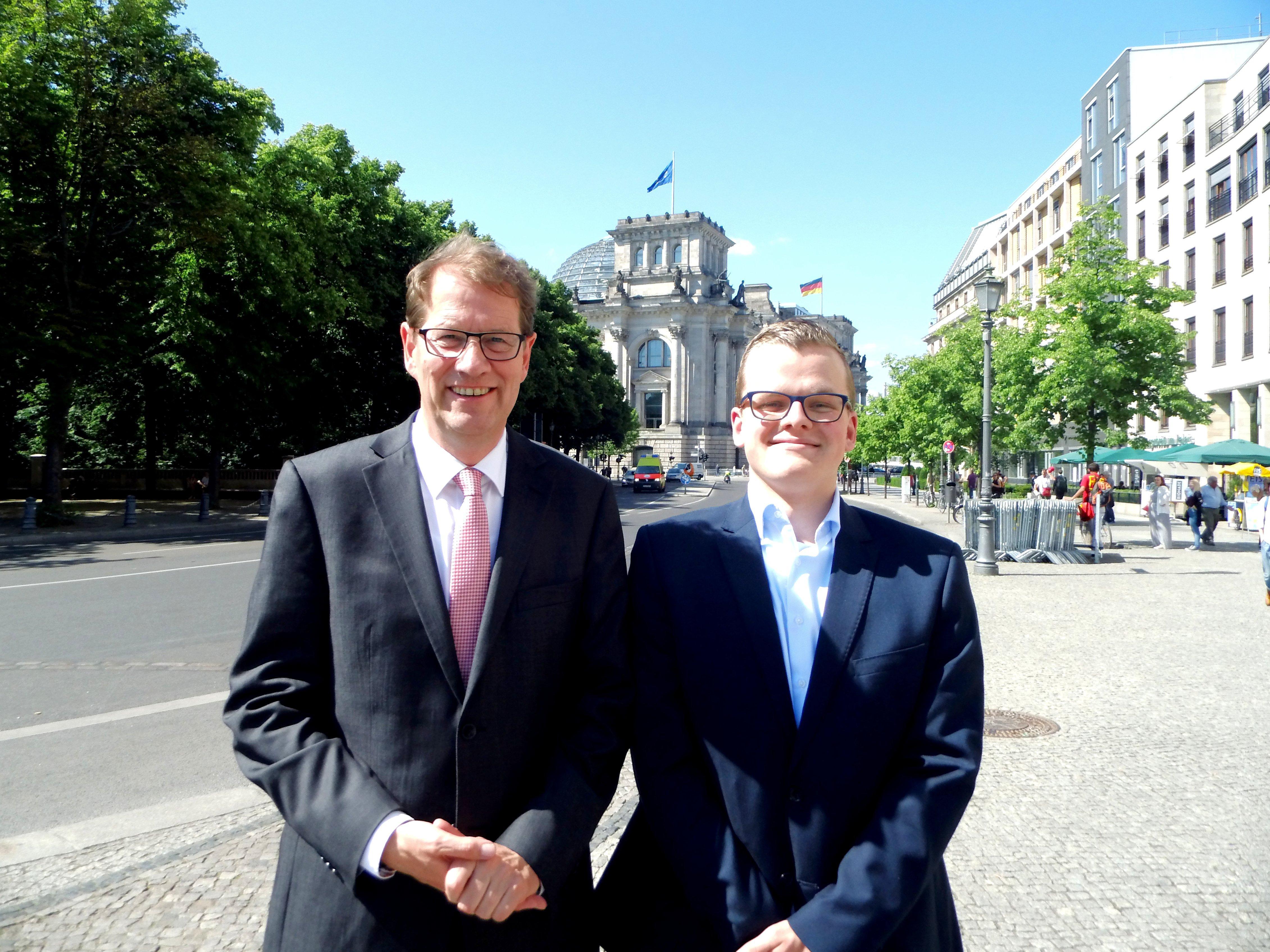 Gero Storjohann empfängt Teilnehmer des Planspiels „Jugend und Parlament“ in Berlin - Foto Dennis Gerloff (r.) aus Norderstedt als Teilnehmer des Planspiels "Jugend und Parlament" in Berlin auf Empfehlung von Gero Storjohann (l.) vor dem Reichtagsgebäude.