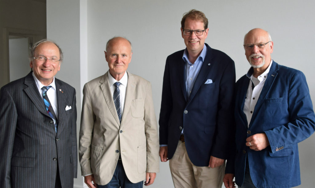 Gero Storjohann im Segeberger Kreistag - Foto (vlnr.) Kreispräsident Winfried Zylka, Preisträger Joachim Wolfram, der Bundestagsabgeordnete Gero Storjohann und der Kreisfahrradbeauftragte Joachim Brunkhorst.