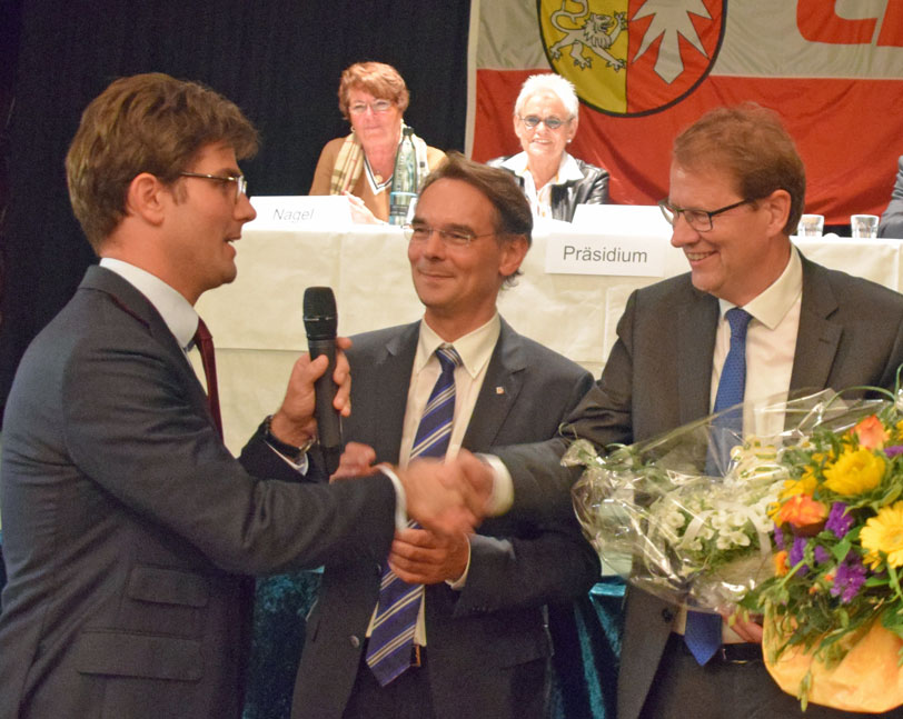 Gero Storjohann gratuliert Mark Helfrich zur Bundestagswahlnominierung - Foto Erste Gratulanten zum Superergebnis für Mark Helfrich MdB waren der Landesvorsitzende Ingbert Liebing MdB und Segebergs Kreisvorsitzender Gero Storjohann MdB