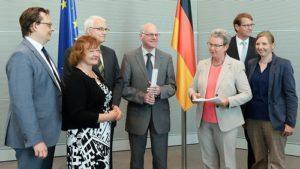 Gero Storjohann MdB: Übergabe Jahresbericht 2015 des Petitionsausschusses - Foto Übergabe Jahresbericht 2015 des Petitionsausschusses