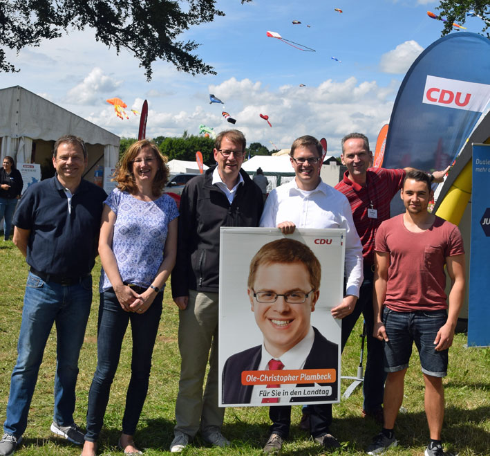 Gero Storjohann und Ole Plambeck auf dem Drachenfest in Henstedt-Ulzburg - Foto (vlnr.) Jürgen Schick (CDU Vorsitzender Kisdorf), Mirja Kahle (Bürgerliches Mitglied der CDU Fraktion Henstedt-Ulzburg), Gero Storjohann (CDU Kreisvorsitzender und Bundestagsabgeordneter), Ole-Christopher Plambeck (Kreistagsabgeordneter und CDU-Landtagskandidat), Dr. Dietmar Kahle (CDU-Gemeindevertreter in Henstedt-Ulzburg), Kevin Ruhbaum (Junge Union Vorsitzender in Norderstedt).