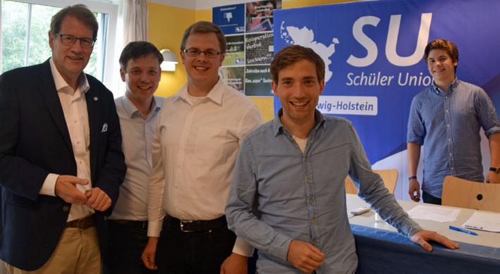An einem Sonnabend mit Gero Storjohann unterwegs (Fotogalerie) - Foto 18.00 Uhr – Gero Storjohann beim Wahlkampftalk mit den Junge Union Landtagskandidaten: Tobias Loose (Junge Union Landesvorsitzender), Ole-Christopher Plambeck (Segebergs Junge Union Kreisvorsitzender), Lukas Kilian (Kreistagsabgeordneter und Direktkandidat für den Wahlkreis Stormarn-Süd und der Schüler Union Landesvorsitzende Felix Siegmon am letzten Tag seiner Amtszeit.