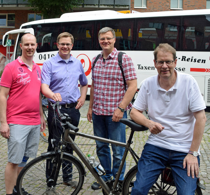 Bus- und Radtour der CDU Kaltenkirchen - Foto (vlnr.) Kaltenkirchens CDU-Vorsitzender Thomas Kurz, Kreistagsabgeordneter und Landtagskandidat Ole-Christopher Plambeck, Kaltenkirchens Bürgermeister Hanno Krause und der CDU-Kreisvorsitzende und Bundestagsabgeordnete Gero Storjohann.