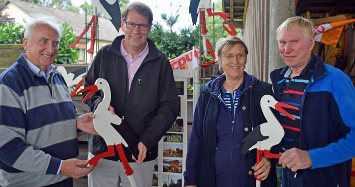 Der CDU Ortsvorsitzende und stellvertretende Bürgermeister Horst Lassen und der Bundestagsabgeordnete Gero Storjohann freuen sich gemeinsam mit dem Gastgeberehepaar Stapelfeldt über das gelungene Storchenfest (vlnr).