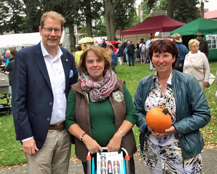 Gero Storjohann und Organisatorin Maren Erichsen-Reher (rechts) mit Helferin auf dem Herbstmarkt in Leezen.