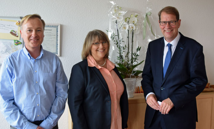 Gero Storjohann und Logopädin Christiane Schrick mit Petition auf dem Weg zum Erfolg - Foto Blumen für den Bundestagsabgeordneten Gero Storjohann (rechts) als Dank für den Einsatz von Marcus Pietsch und Christiane Schrick.