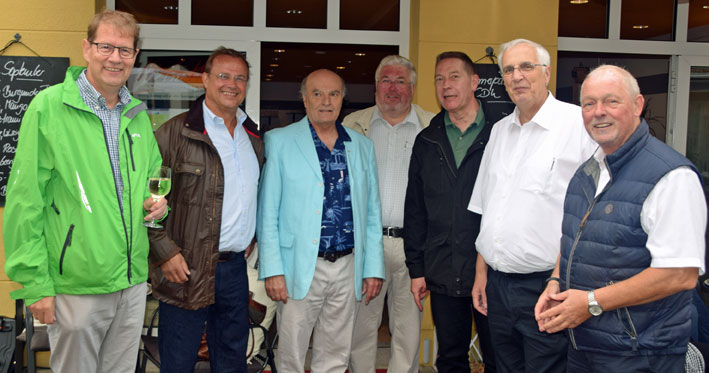 Musikalischer Bad Oldesloer CDU Wein-Frühschoppen mit Oldies und Politikprominenz - Foto Sprachen mit den Bad Oldesleoern vor der vor der „WeinWelt 27“über die aktuelle Politik: (vlnr.) der Bundestagsabgeordnete Gero Storjohann, Landtagskandidat Carl Christian Claussen, der CDU Stadtverbandsvorsitzende Wulf Henning Reichard, der CDU- Fraktionsvorsitzende Horst Mölller, Jörg Feldmann, Bad Oldesloes Bürgerworthalter Rainer Fehrmann und der Landtagsabgeordnete Rainer Wiegard