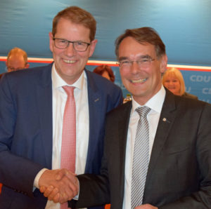 Gero Storjohann als CDU-Kreisvorsitzender wiedergewählt - Foto Der CDU Landesvorsitzende Ingbert Liebing gratuliert Gero Storjohann zu seinem hervorragenden Ergebnis.