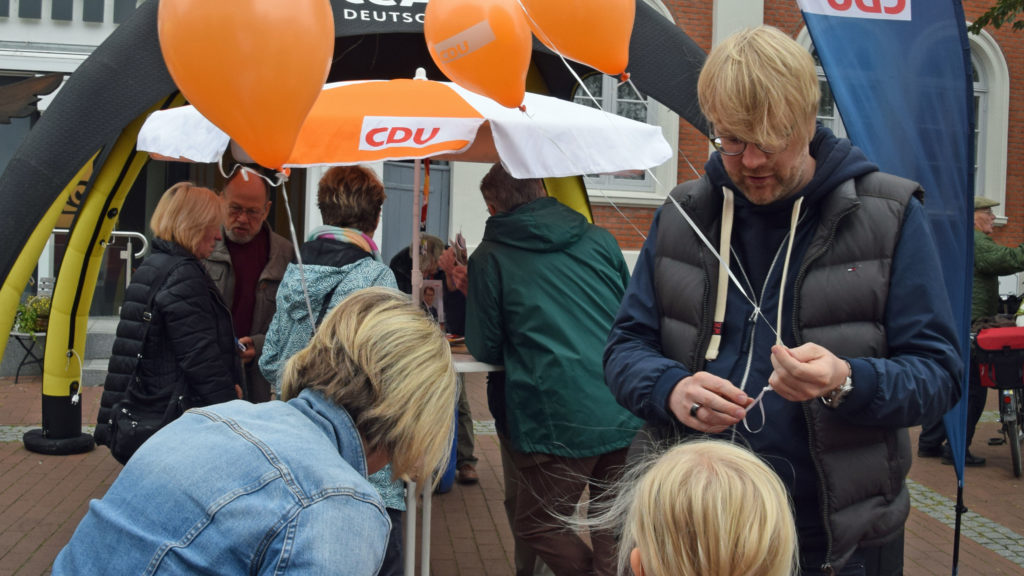 Gero Storjohann Sonnabend am Infostand der CDU Bad Segeberg - Bild