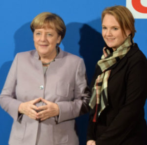 Segeberger CDU Mitglieder sind treue Angela Merkel Fans - Foto Bundestagskandidatin Melanie Bernstein und die Bundeskanzlerin.