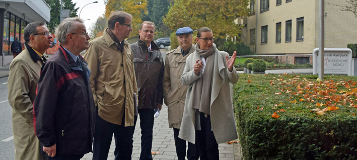 Ina Riedel erläutert der CDU Delegation die verschiedenen Ausbauphasen und Funktionen vom Haus  am Park. Interessierte Zuhörer sind Uwe Rädisch, Uwe Möllnitz, Gero Storjohann MdB, Claus Christian Claussen und Wulf-Henning Reichardt. 