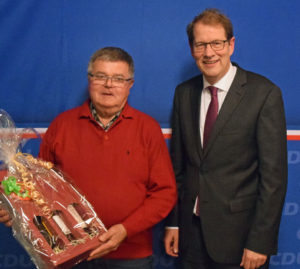 Gero Storjohann dankt Wolfgang Winkel für seine 31–jährige Tätigkeit als Schatzmeister der CDU Seth mit einem Weinpräsent.