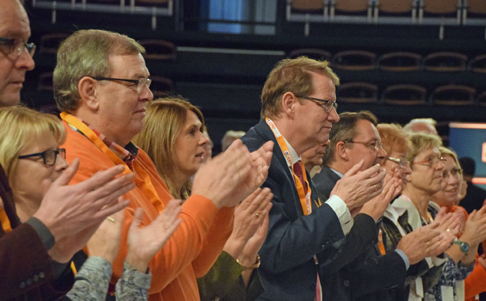 CDU-Landesparteitag in Neumünster - Wahlen werden im Wahlkreis entschieden - Foto Segeberger Delegierte nach der Rede von Thomas de Maizière.