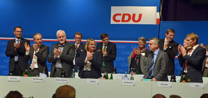 CDU-Landesparteitag in Neumünster - Wahlen werden im Wahlkreis entschieden - Foto Vordere Reihe (vlnr.): Ingbert Liebing MdB, Axel Bernstein MdL, Katja Rathje-Hoffmann MdL, Bundesinnenminister Thomas de Maizière und Daniel Günther MdL.