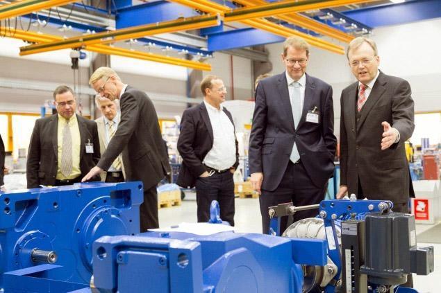 Besuch am Arbeitsplatz der Zukunft - Foto Ullrich Küchenmeister (r.) und Jens Paulsen (Mitte l.) erklären Gero Storjohann, MdB (2.v.r.), und dem Stormanner Wirtschaftsratsvorsitzendem Uwe Möllnitz (l.) Konstruktion und Einsatzfelder der NORD-Industriegetriebe