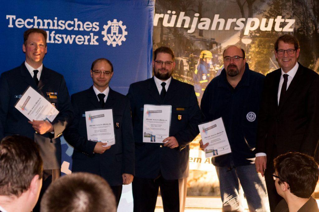 Bundesmittel für Technisches Hilfswerk (THW) werden aufgestockt – Gero Storjohann kommt mit guten Nachrichten zur THW-Jahresabschlussfeier nach Bad Oldesloe - Foto Gero Storjohann MdB (re.) überrascht vier ehrenamtliche THW-Kräfte mit einem Reisegutschein für eine politische Bildungsreise nach Berlin Foto: THW Bad Oldesloe / C. Polzin