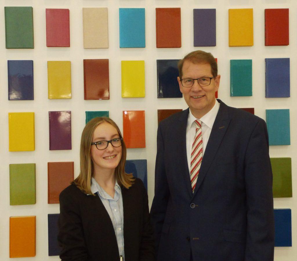 Von der Schulbank in den Bundestag – Gymnasiastin Maleen Kuczinski absolviert Schnupperpraktikum bei Gero Storjohann MdB - Bild